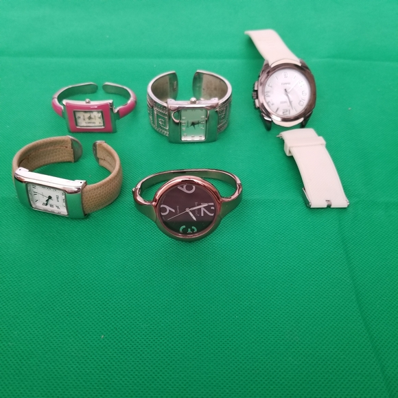 MIXED LOT OF FEMALE WATCHES VARIOUS BRANDS AND STYLES LOT OF 5 UNTESTED - Picture 1 of 7